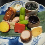 もちづき - 奥からクリームチーズと奈良漬和え、金時草の浸し、昆布と山葵の炊いたもの、湯がきジャンボ落花生、あわ麩の照り焼き