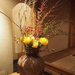 もちづき - 店内に入ると美しい花が