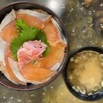 入船 - サーモン丼（味噌汁付き）@２４６０円！