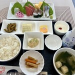 やすの台所 - サービスランチAセット。お刺身3種盛り(この日は特別4種でした)