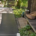 久右衛門邸 納屋カフェ - 縁側にちょこんと座れるスペースがあって、その横が入口でした(*^^*)