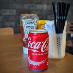 Butcher Miyako Base  - コーラをチョイス。テーブルにストロー等が置かれています。