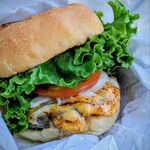 Butcher Miyako Base  - 中には下にパティ、スライスオニオンにピクルス、トマトにグリーンリーフが華やかです。