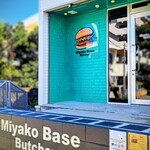 Butcher Miyako Base  - 場所はパイナガマビーチ近くで、人気店の並びと立地良好です。可愛いロゴにオシャレな店内です。