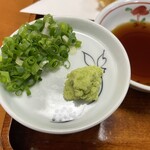 萩の茶屋 - 天もりそばの薬味