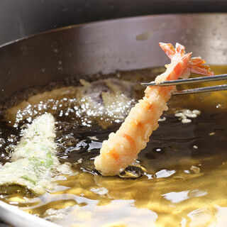 2種類をブレンドしたこだわりの油や厳選した京野菜を使用