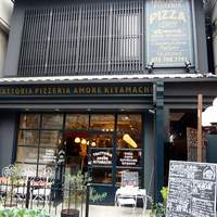 アモーレ 木屋町 - お店の概観です。古い民家に手を加えて今風の趣きの落ち着いた雰囲気ですね。２階部分のＰＩＺＺＡって文字が目立っています。