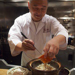 もちづき - 蟹を炊き込みご飯へまぜこみます