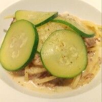 エノテカノリーオ - スパゲッティ  大分県産 豊美牛をクリームで煮込んだソース 沢山のズッキーニ添え