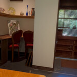 久右衛門邸 納屋カフェ - お席からふと眺めると、赤い椅子やステンドグラスが目に入り、落ち着いた雰囲気に包まれます。