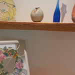 久右衛門邸 納屋カフェ - 棚には、リース模様のステンドグラスやガラスの花瓶、陶器などが並んでいて、とっても素敵♡