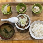 浅草酒場　岡本 - 2025.08.19 (火)    牛すじもつ煮込み定食　1100円（税込）