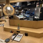 炭火とワインと純米酒 King Momo - 清潔感あふれるカウンターとキッチン