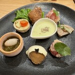 炭火とワインと純米酒 King Momo - スパイシー手羽先最高　もずくにライチって発想がすごい。