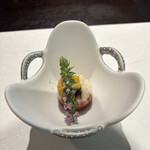 界 津軽 - 先付け　鮪とウニのあられ和え　黒ニンニク風味