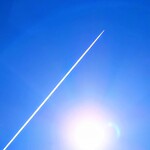 やきとり家 錦海まる - 「Contrails in the summer blue sky（夏の青空の飛行機雲）」①　※地元の地蔵尊縁日の終わった翌朝、澄みきった晴天の青空に、初めて見るよーな真白な飛行機雲の航跡（笑）