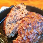 Rouge Roppongi - ●燃えるハンバーグ ~赤ワインとトマトの煮込みソース~