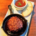 Rouge Roppongi - ●燃えるハンバーグ ~赤ワインとトマトの煮込みソース~