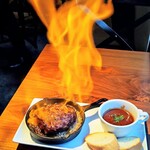 Rouge Roppongi - ●燃えるハンバーグ ~赤ワインとトマトの煮込みソース~