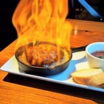 Rouge Roppongi - ●燃えるハンバーグ ~赤ワインとトマトの煮込みソース~