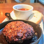 Rouge Roppongi - ●燃えるハンバーグ ~赤ワインとトマトの煮込みソース~