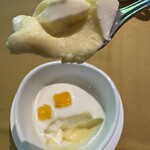 コンチネンタルルーム - マンゴープリン、下層部分のスプーン上げ