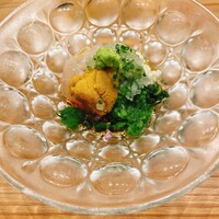 いでの上料理店 - 北海道ムラサキウニ、ヒラメ、モロヘイヤの一品