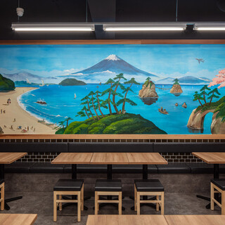 幅広い用途に大活躍！富士山が描かれた木の質感溢れる空間