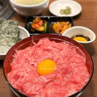 焼肉冷麺 ユッチャン 北新地店 - とろとろっ！飲めるユッケ丼(2,420円)
                    パンチャン･ユッケ80g･ライス
                    スープ･淡路島産焼き海苔4枚
