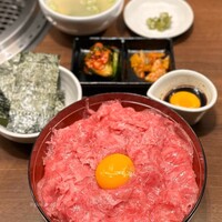 焼肉冷麺 ユッチャン 北新地店 - とろとろっ！飲めるユッケ丼(2,420円)
                    パンチャン･ユッケ80g･ライス
                    スープ･淡路島産焼き海苔4枚