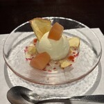 界 津軽 - チーズケーキ　上に乗ってるのはりんごのワイン煮とりんごチップス