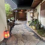 花蝶 - 玄関へ続くポーチ