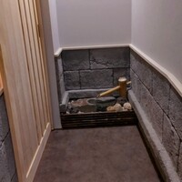 鮨たけひろ - 筧から水が流れる蹲？