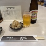 とんかつ美とん - ビール小瓶と付き出し