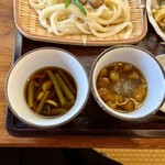 水沢うどん 松島屋 - つゆは山菜（左）となめこの２種類を選択