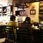 茶房 武蔵野文庫 - 座ったテーブル席からカウンターを臨む（左側）