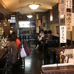 茶房 武蔵野文庫 - 店舗入口から店内を臨む！重厚で趣のある店内では何度となくTV CMなどに使われた