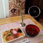 寿し一 - インスタントですが味噌汁付きなのが嬉しい！（花は付いてきません）