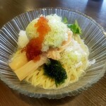 きりん食堂 - サーモンとイクラの山葵氷和え麺1400円