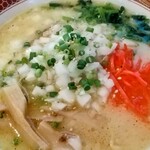 房州麺処 麺屋ちゃいなはうす - とん塩ラーメンのきざみ玉葱と小ネギ