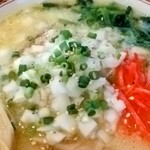 房州麺処 麺屋ちゃいなはうす - とん塩ラーメンのきざみ玉葱と小ネギ