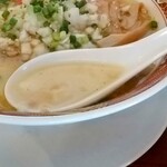 房州麺処 麺屋ちゃいなはうす - とん塩ラーメンのスープ