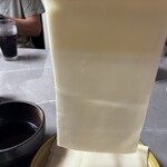 味処ふる川 - 箸で持ち上げた幅広ひもかわ