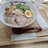 広島ラーメン小僧 - ラーメン。手拭きは先に持ってきて欲しいな