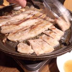 Tonde Ji - サムギョプサルは店員のお姉さんが焼いて食べやすい大きさにカットしてくれます