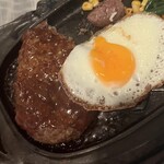 ステーキハウス88 - ハンバーグ　少し食べてしまった。