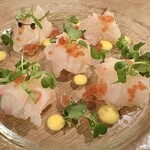 ORCHESTRA荻窪 - ガラスの皿に美しく盛り付けられた鯛のカルパッチョ