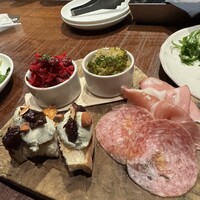 ピッツェリア&トラットリア ゴンゾ 目黒店 - これが冷菜盛り合わせ。ビーツとニンジンのラペ、ブロッコリーの何か笑、ゴルゴンゾーラが香るブルスケッタ→これも抜群！