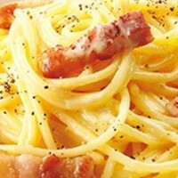 イタリアン レストラン リトル キャット - ■日替りランチ：カルボナーラ：カルボナーラは卵・チーズ・パンチェッタ・黒胡椒という伝統的な材料が基本で、レシピの自由度が低い。ひとたび変化を加えると「らしさ」が揺らぎやすく、大胆なアレンジが難しい。どの店でも一定の美味しさは期待できる反面、他店との差を明確に打ち出すのは容易ではない。