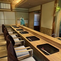 京味 もと井 - L字型のカウンター席